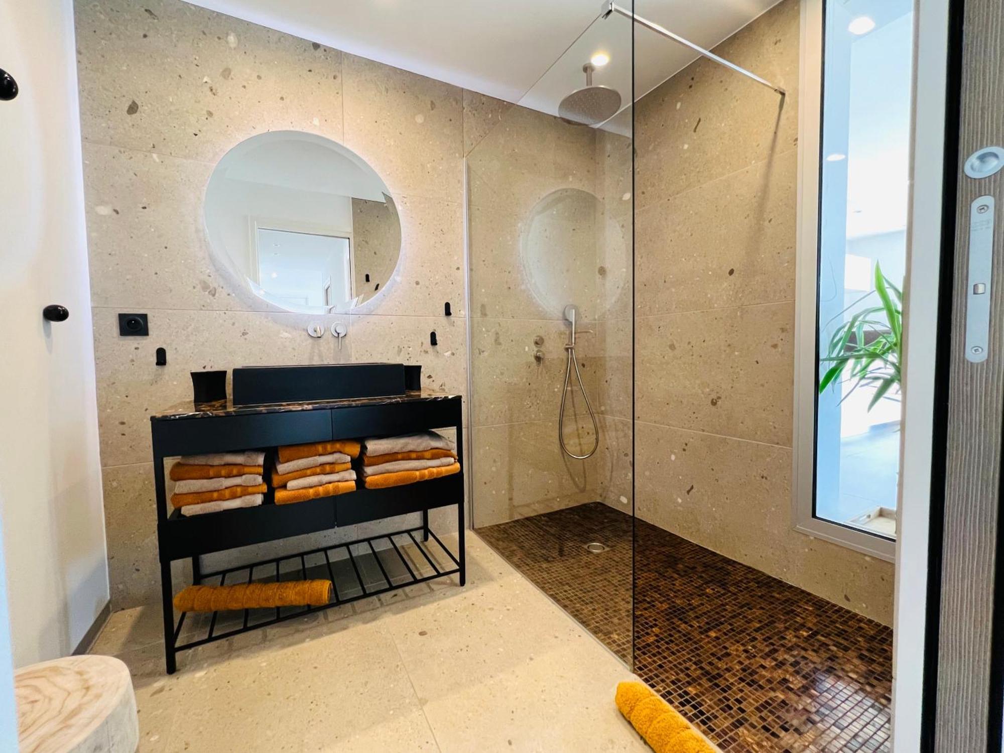 Appartement T3 Lumineux Traversant Totalement Neuf En Face De La Plage Front De Mer Vue Sur Les Iles Vue Mer Panoramique Assuree Residence De La Plage Centre Ville Du Lavandou 3Eme Etage Avec Ascenseur Appartement T3 Le Lavandou Exterior foto